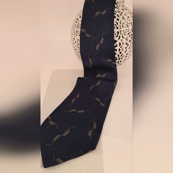 Giorgio Armani Mens Tie. 100% Silk. Blue with gold geometrical design. - Picture 2 of 11